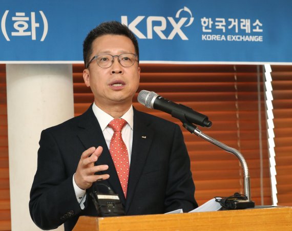 정지원 한국거래소 이사장이 10일 열린 기자간담회에서 2020년 한국거래소 주요 추진사업에 대해 설명하고 있다. 한국거래소 제공
