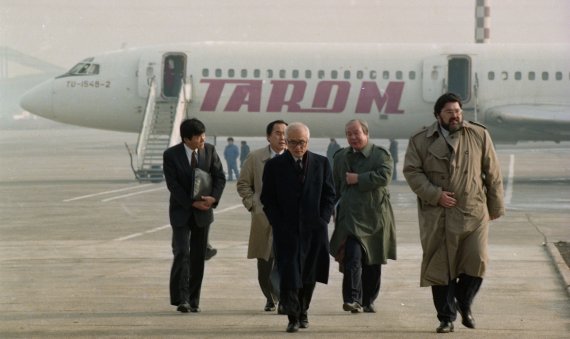 김우중 전 대우그룹 회장이 1997년즈음 루마니아 만길리아 조선소 사업장을 점검하기 위해 항공기에서 내려 공항에 들어서고 있다. 대우세계경영연구회 제공