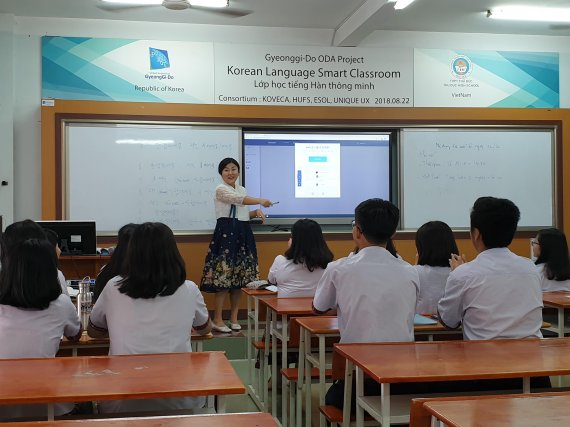지난 5일 방문한 베트남 호치민 시 투득고에서 학생들이 한국인 선생님의 발음에 맞춰 한국어를 따라 하고 있다. 투득고는 지난 2016년부터 한국어강좌를 개설·운영하고 있다. 사진=이유범 기자