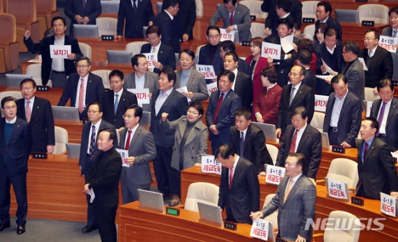 문희상 국회의장이 10일 밤 서울 여의도 국회에서 열린 본회의에서 예산안을 상정하자 한국당 의원들이 항의를 하고 있다.