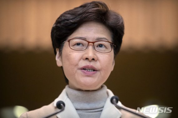 '시진핑 보고' 앞둔 캐리 람, 구의원 선거 친중파 참패 첫 공개사과