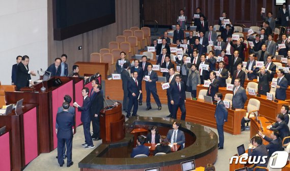 김정우 의원 "심재철도 조세소위 심사 참여"..한국당 반대토론 비판 [내년도 예산안 통과]