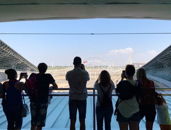 세계에서 가장 빠른 롤러코스터인 포뮬라 로사를 구경하고 있는 사람들© 뉴스1