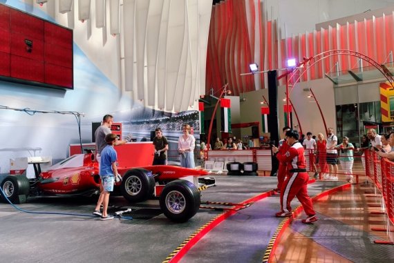 F1 경주용 차량 바퀴를 갈아볼 수 있는 정비 요원이 되어볼 수 있는 체험 프로그램 © 뉴스1