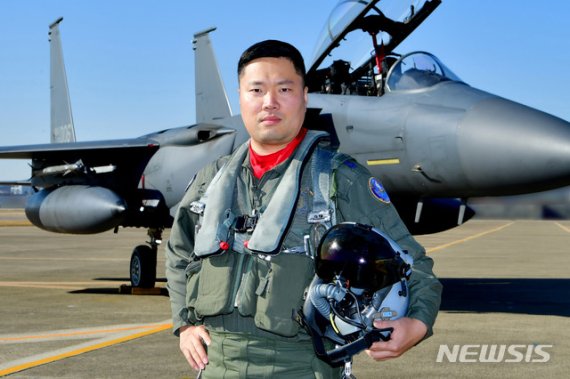 2019년 공군 '탑건'(Top Gun)에 제11전투비행단 102전투비행대대 F-15K 전투조종사 조영재 소령(36·공사 55기)이 선정됐다고 공군이 11일 밝혔다. 2019.12.11. (사진=대한민국 공군 제공)