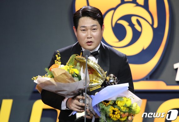 NC양의지가 9일 오후 서울 삼성동 코엑스에서 열린 2019신한은행 MY CAR KBO골든글러브 시상식에서 포수부문을 수상한뒤 소감을 밝히고 있다.2019.12.9/뉴스1 © News1 이광호 기자