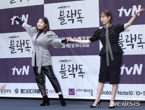 [서울=뉴시스]조수정 기자 = 배우 서현진, 라미란(왼쪽)이 11일 오후 서울 구로구 라마다신도림서울호텔에서 열린 tvN 월화드라마 '블랙독' 제작발표회에서 포즈를 취하고 있다. '블랙독'은 16일 첫방송을 시작으로 매주 월, 화요일 밤 9시 30분 방송한다. 2019.12.11. chocrystal@newsis.com