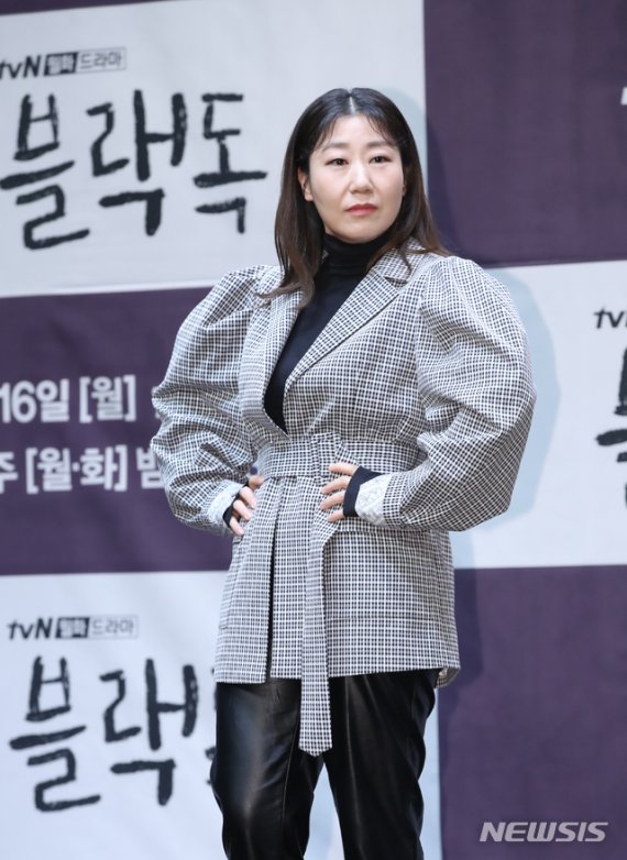 [서울=뉴시스]조수정 기자 = 배우 라미란이 11일 오후 서울 구로구 라마다신도림서울호텔에서 열린 tvN 월화드라마 '블랙독' 제작발표회에서 포즈를 취하고 있다. '블랙독'은 16일 첫방송을 시작으로 매주 월, 화요일 밤 9시 30분 방송한다. 2019.12.11. chocrystal@newsis.com