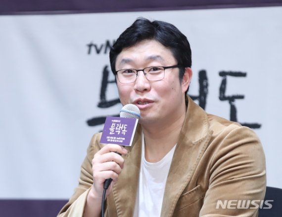 [서울=뉴시스]조수정 기자 = 황준혁 감독이 11일 오후 서울 구로구 라마다신도림서울호텔에서 열린 tvN 월화드라마 '블랙독' 제작발표회에서 질문에 답하고 있다. '블랙독'은 16일 첫방송을 시작으로 매주 월, 화요일 밤 9시 30분 방송한다. 2019.12.11. chocrystal@newsis.com