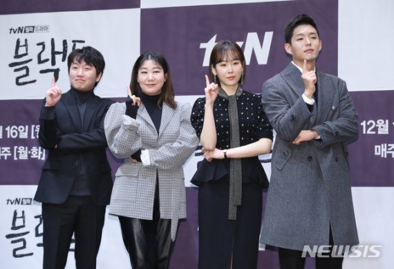 [서울=뉴시스]조수정 기자 = 배우 이창훈, 라미란, 서현진, 하준(왼쪽부터)이 11일 오후 서울 구로구 라마다신도림서울호텔에서 열린 tvN 월화드라마 '블랙독' 제작발표회에서 포즈를 취하고 있다. '블랙독'은 16일 첫방송을 시작으로 매주 월, 화요일 밤 9시 30분 방송한다. 2019.12.11. chocrystal@newsis.com