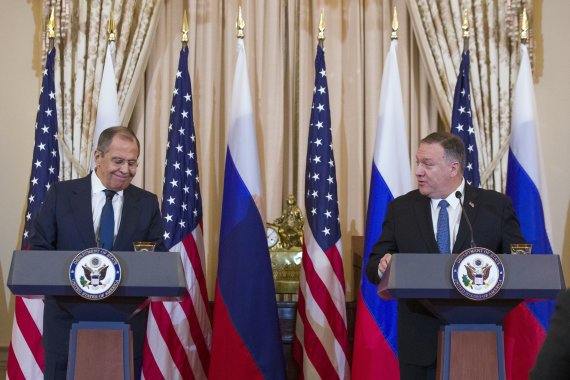 10일(현지시간) 공동기자회견에 나선 마이크 폼페이오 미국 국무장관(오른쪽)과 세르게이 라브로프 러시아 외무장관이 웃음을 짓고 있다. 폼페이오 장관은 이날 양측은 북한 비핵화라는 공동의 목표를 갖고 있다는 데 동의했다고 밝혔다. 뉴시스