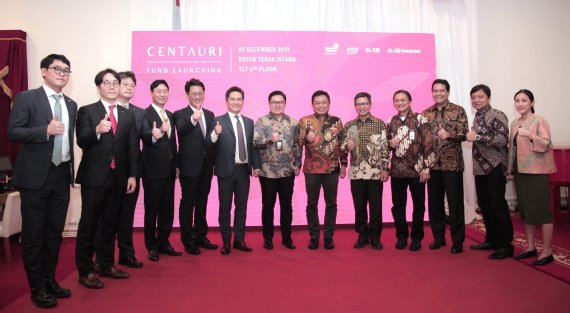 9일(현지시간)인도네시아 자카르타 텔콤 본사에서 열린 펀드 결성식에서 KB금융그룹 CSO 이창권 전무(왼쪽 네번째), 텔콤그룹 CEO 리리크 아드리안샤 회장(왼쪽 여덟번째) 및 임직원이 기념촬영을 하고 있다.