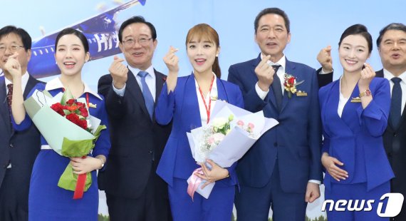 11일 오후 울산공항에서 열린 '하이에어(Hi Air)' 취항식에서 윤형관 하이에어 대표이사, 송철호 울산시장, 하이에어 승무원 등 참석 내빈들이 손으로 하트 모양을 그리고 있다. 하이에어는 울산공항을 거점으로 하는 소형항공사로 오는 12일부터 운항검증을 위해 울산~김포 노선의 부정기편 운항을 시작해 매일 왕복 1회 운항하게 된다. 이후 내년 1월 1일부터는 정기편으로 매일 왕복 3회씩 울산 하늘길에 오를 계획이다. 2019.12.11/뉴스1 © News1 윤일지 기자