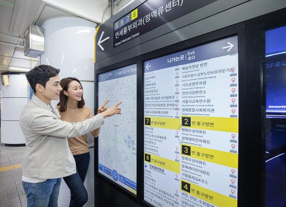 삼성전자는 서울 지하철 90개 역사에 스마트 사이니지를 설치했다고 11일 밝혔다. 삼성전자 관계자들이 서울 지하철 2, 4호선 사당역에 설치된 삼성 스마트 사이니지 종합 안내도를 살펴보고 있다. 삼성전자 제공