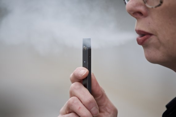 액상형 전자담배 '쥴'을 한 여성이 피우고 있다. AP 뉴시스