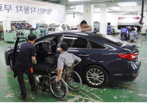 지난 8월 한국폴리텍대학 서울정수캠퍼스에서 자동차학과 재학생들이 장애인 자동차 점검 봉사 활동을 하고 있다.