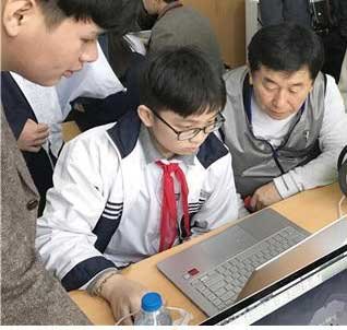 이석행 한국폴리텍대학 이사장(오른쪽)이 베트남 하노이의 응오시리엔 중학교에서 현지 학생들과 3D제품의 디자인을 검토하며 모델링 실습을 하고 있다.