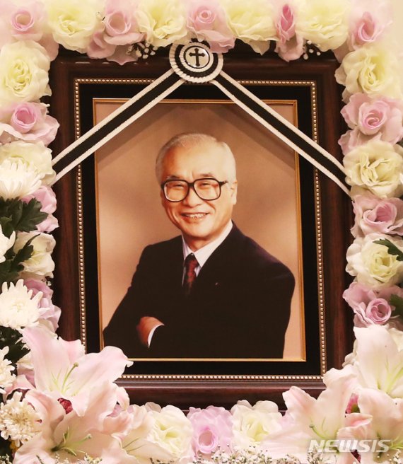 [수원=뉴시스]김종택 기자 = 숙환으로 별세한 김우중 전 대우그룹 회장의 빈소가 10일 오전 경기도 수원시 아주대병원 장례식장에 마련됐다. 2019.12.10. photo@newsis.com