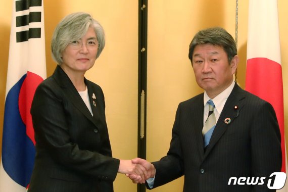 강경화 외교부 장관(왼쪽)이 지난 23일 일본 나고야에서 모테기 도시미쓰 일본 외무상과의 회담에 앞서 악수하고 있다. (외교부 제공) 2019.11.23/뉴스1