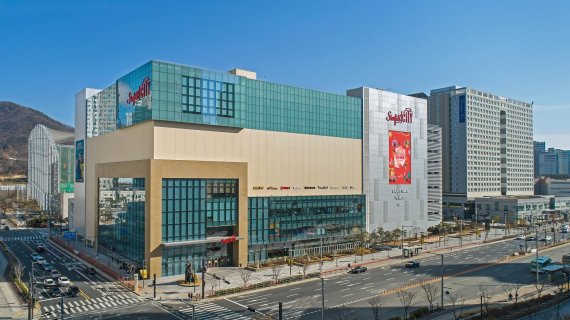 1주년을 맞은 스타필드 시티 위례는 1년 간 800만명의 고객이 찾을 정도로 신도시 상권의 핵심시설로 자리잡았다. 신세계그룹제공