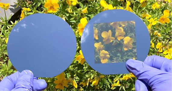 [연구사진] 일반 결정질 실리콘 기판(왼쪽)과 투명 실리콘 기판 비교 /사진=UNIST