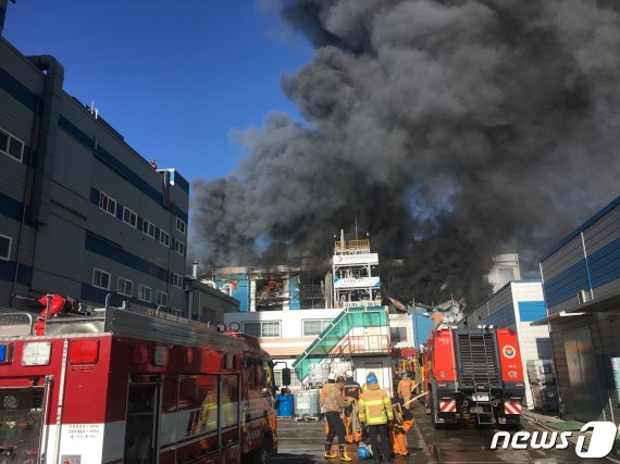 인천 화학물질 제조공상서 화재 발생…소방관 등 5명 부상