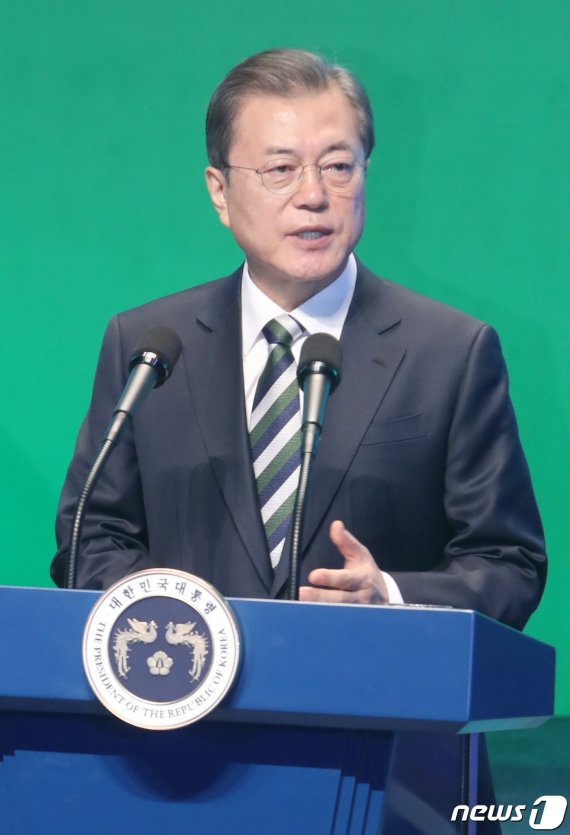 (전주=뉴스1) 전북사진기자단 = 문재인 대통령이 12일 전북 전주시 한국농수산대학에서 열린 '농정 틀 전환 2019 타운홀 미팅 보고대회'에 참석해 인사말을 하고 있다. 2019.12.12/뉴스1 /사진=뉴스1화상