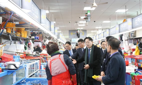 김현준 국세청장이 12일 부산 자갈치 시장에서 시장 상인들을 만나 애로 사항을 청취하고 있다. 국세청 제공