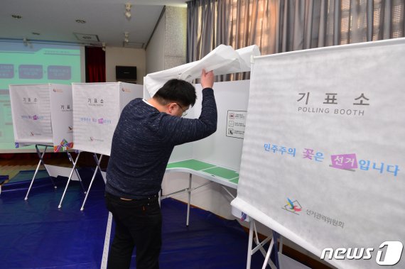 12일 경북 포항시 남구 오천 생활폐기물에너지화시설(SRF) 반대 어머니회 측이 청구한 남구 시의원 2명에 대한 주민소환 사전투표소가 오천읍도서관에 설치된 가운데 선관위 직원들이 기표소를 확인하고 있다.