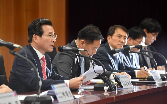 김용범 기획재정부 차관이 12일 서울 여의도 산업은행 별관에서 '제3차 혁신성장 정책금융협의회'를 주재한 자리에서 모두발언을 하고 있다.