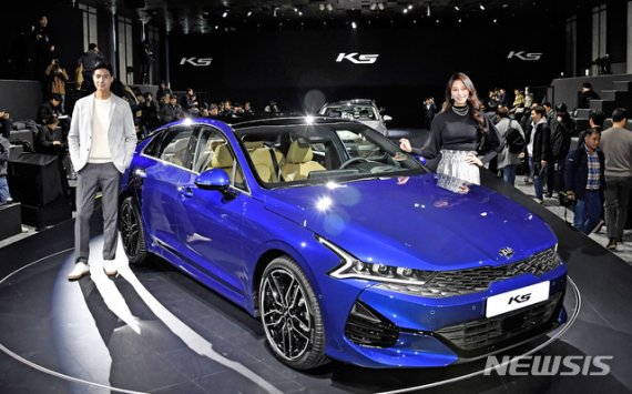 [서울=뉴시스]모델들이 12일 서울 광진구 워커힐 호텔 비스타홀에서 열린 3세대 K5 출시행사에서 포즈를 취하고 있다. (사진 = 기아자동차 제공)