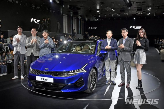 [서울=뉴시스]12일 서울 광진구 워커힐 호텔 비스타홀에서 열린 3세대 K5 출시행사에서 (오른쪽 두번째부터 왼쪽으로) 권혁호 기아차 국내사업본부장(부사장), 박한우 기아차 사장, 김병학 카카오엔터프라이즈 부사장, 박병철 현대·기아차 중형PM센터장(상무)이 포즈를 취하고 있다. (사진=기아자동차 제공)