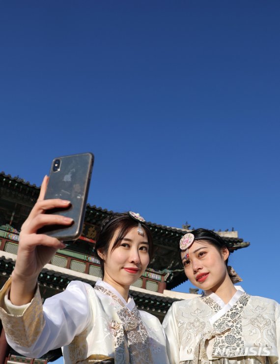 [서울=뉴시스]이윤청 기자 = 미세먼지 수치가 전국에서 '좋음' 수치를 나타낸 12일 오후 서울 경복궁에서 외국인 관광객들이 맑은 하늘을 배경으로 기념촬영하고 있다. 2019.12.12. radiohead@newsis.com