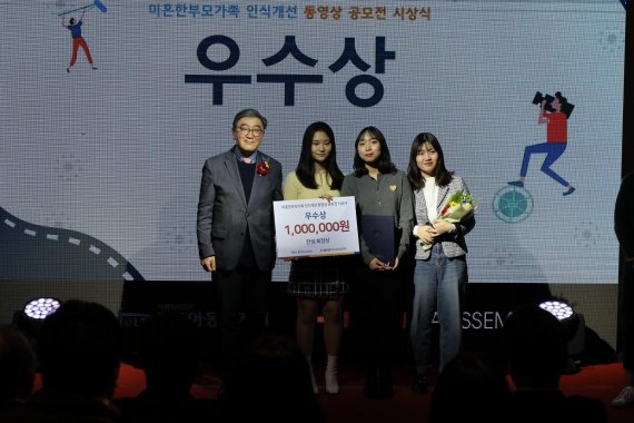 한샘 이영식 부회장(왼쪽 첫번째)이 미혼 한부모 인식개선 동영상 공모전에서 우수상을 수상한 SWU팀과 기념촬영을 하고 있다. 한샘 제공