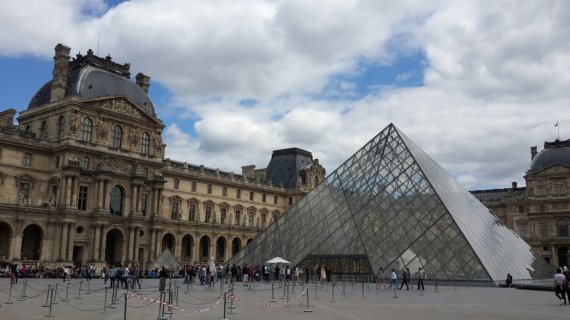 루브르박물관 앞마당의 유리 피라미드. (조성관 작가 제공)