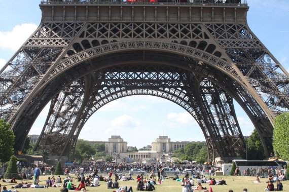 '상 드 마르' 광장에서 본 에펠탑 기둥과 2층. 조성관 작가 제공