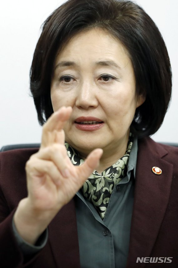 박영선 장관, 신년 첫 간부회의...올 역점지원 사업 '스마트 상점'서 열어