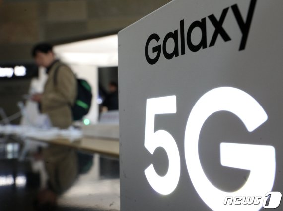 서울 광화문 KT매장에서 시민들이 갤럭시 S10 모델을 살펴보는 모습. /뉴스1 © News1 신웅수 기자