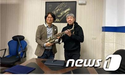 존 웨이(John Wei) 바이젠버그 대표(오른쪽)가 지난 4일(현지 시간) 대만 바이젠버그 본사에서 심삼종 색소포니스트에게 스털링 실버 악기를 증정하고 있다. (삼익악기 제공) / 2019.12.06 © 뉴스1
