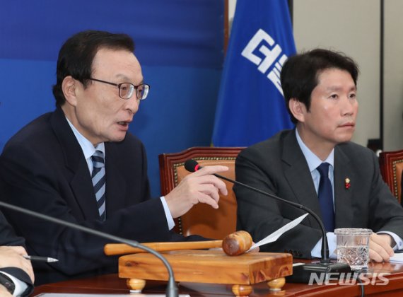 이해찬 더불어민주당 대표가 11일 서울 여의도 국회에서 열린 당 최고위원회의에서 모두발언하고 있다.