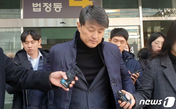 금융위원회 재직 당시 업체들로부터 금품을 받은 혐의를 받고 있는 유재수 전 부산시 경제부시장(55)이 지난 11월27일 서울 송파구 동부지법에서 구속 전 피의자심문을 받은 후 구속여부가 결정날 때까지 대기하기 위해 청사 밖으로 이동하고 있다. /사진=뉴스원