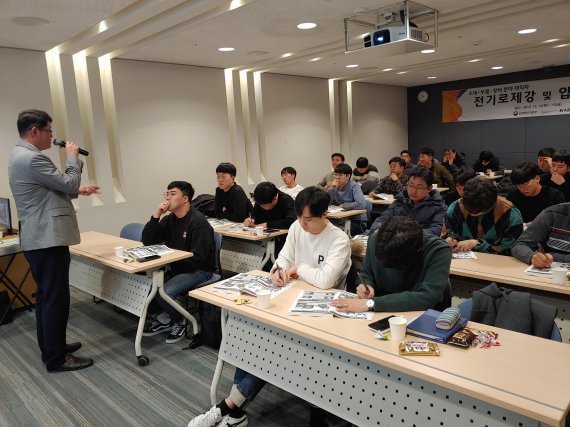 한국철강협회는 13일 전기로제강·압연 기술 및 강관 기술교육등 재직자를 대상으로 한 7개 교육을 모두 마쳤다. 사진은 이날 경주 드림센터에서 개최된 전기로제강·압연기술 교육 현장 모습이다.