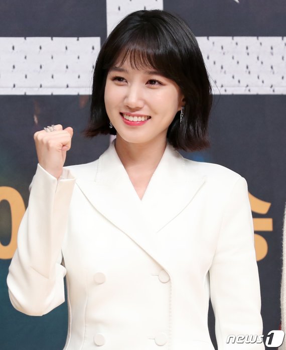 배우 박은빈이 13일 오후 서울 양천구 목동 SBS에서 열린 SBS 새 금토드라마 '스토브리그' 제작발표회에서 포즈를 취하고 있다. '스토브리그'는 드라마 제목이자 배경인 ‘스토브리그’, 즉 ‘야구 시즌이 끝나고, 다음 시즌 시작 전까지의 준비기간’을 펼쳐내는 이야기로 팬들의 눈물마저 마른 꼴찌팀에 새로 부임한 단장이 남다른 시즌을 준비하는 내용이다. 2019.12.13/뉴스1 © News1 김진환 기자