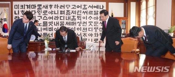文의장-3당 회동 무산…한국당 필리버스터 신청에 본회의 지연(종합)