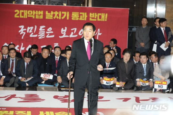 한국당 "본회의 무산시킨 책임, 與·文의장…농성 계속할 것"