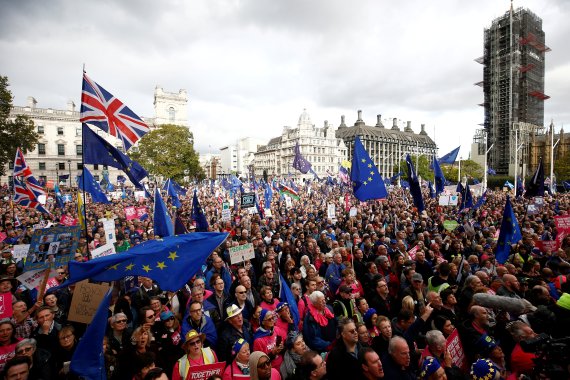FILE PHOTO: EU supporters attend a rally as parliament sits on a Saturday for the first time since the 1982 Falklands War, to discuss Brexit in London, Britain, October 19, 2019. REUTERS/Henry Nicholls/File Photo /REUTERS/뉴스1 /사진=