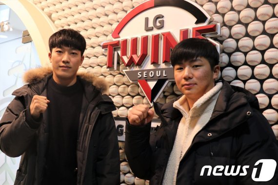 LG의 신고선수 트라이아웃에서 합격한 중앙대 조용근(왼쪽)과김태우. (LG 트윈스 제공) © 뉴스1