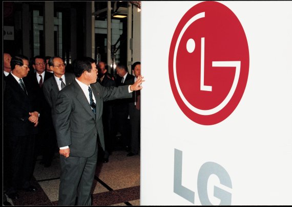 LG는 지난 1995년 신년 시무식을 기해 그룹 명칭을 ‘럭키금성’ 에서 ‘LG’로 바꾸고, 새로운 심벌마크를 제정하는 등그룹의 CI를 발표했다. LG 제공