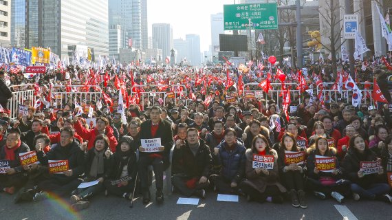 자유한국당 황교안 대표, 심재철 원내대표를 비롯한 의원들이 14일 오후 서울 세종대로 세종문회화관 앞에서 열린 문재인정권 국정농단 3대 게이트 규탄대회에서 구호를 외치고 있다. 사진=서동일 기자