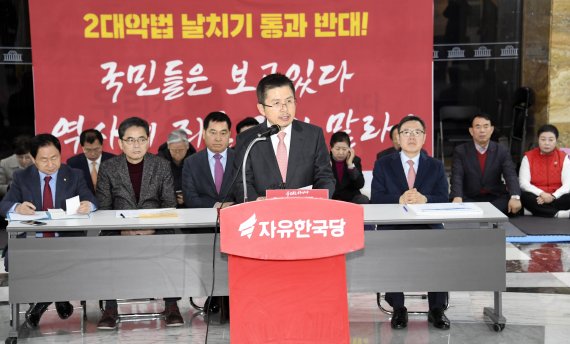 자유한국당 황교안 대표가 15일 국회 로텐더홀 농성장에서 열린 '문 정권 국정농단 3대 게이트 관련 기자회견'에서 발언하고 있다. 사진=박범준 기자